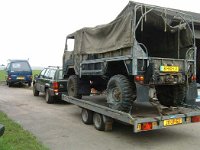 The Jeep Cherokee from John will have to do the towing for the first part of the trip. Going to Schiedam where we will take the body off in order to remove the engine and gearbox.