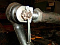 Next problem: the droparm of a Range Rover has a balljoint on the end and the arm to the relay on the 101 has one as well. So, we have to change one of them. We made a new balljointholder from chrome-vanadium steel and this will do the job. Sorry for the picture, but I haven't got a better one at this moment.