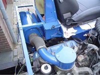 We made the connection between the inlet manifold and the original aircleaner. Nice work! And in Stratos Blue again;-) Detail: see the dipstick above the aircleaner, so we can check the oil from the outside.